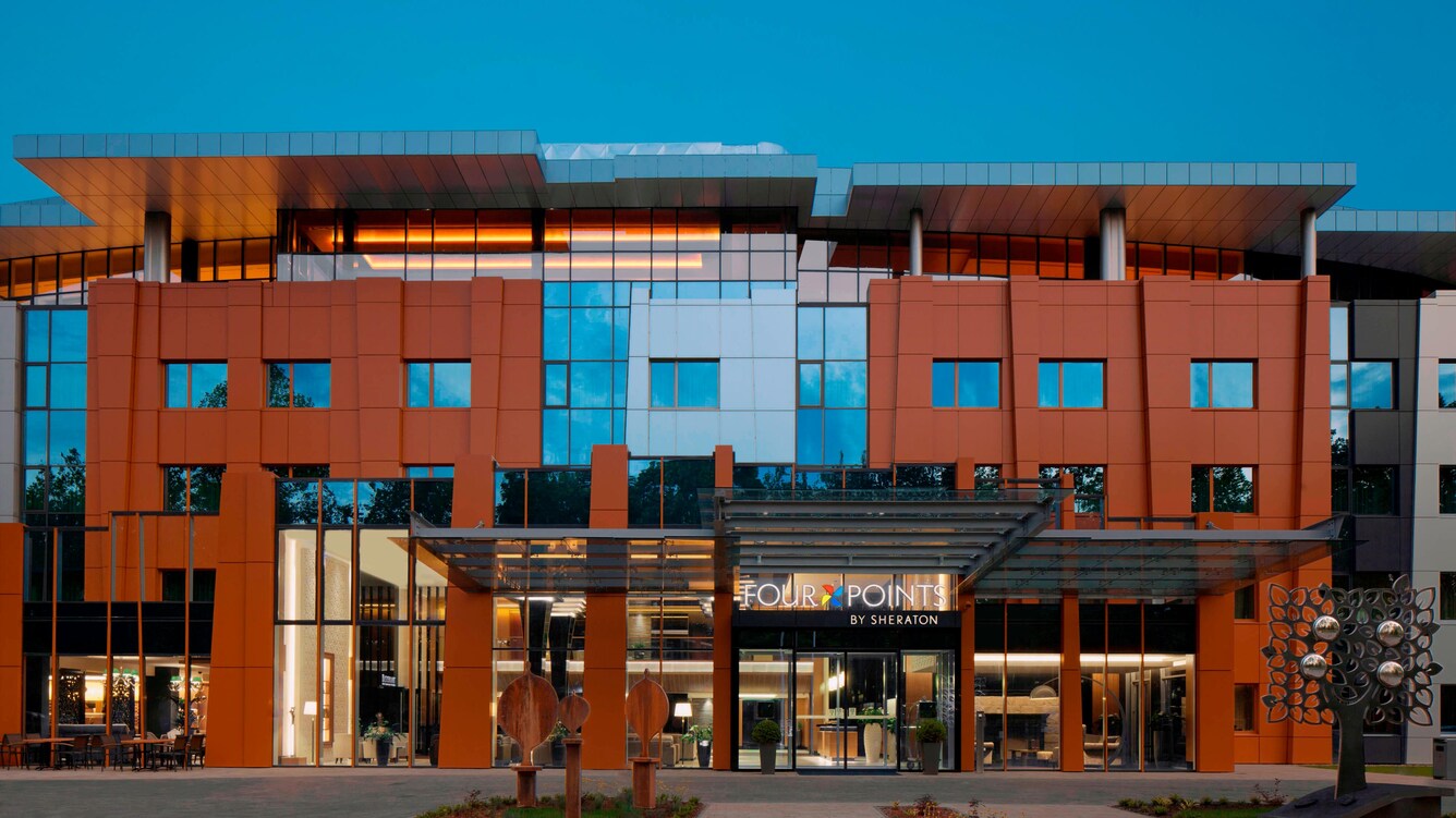 A Four Points by Sheraton Kecskemét főbejárata