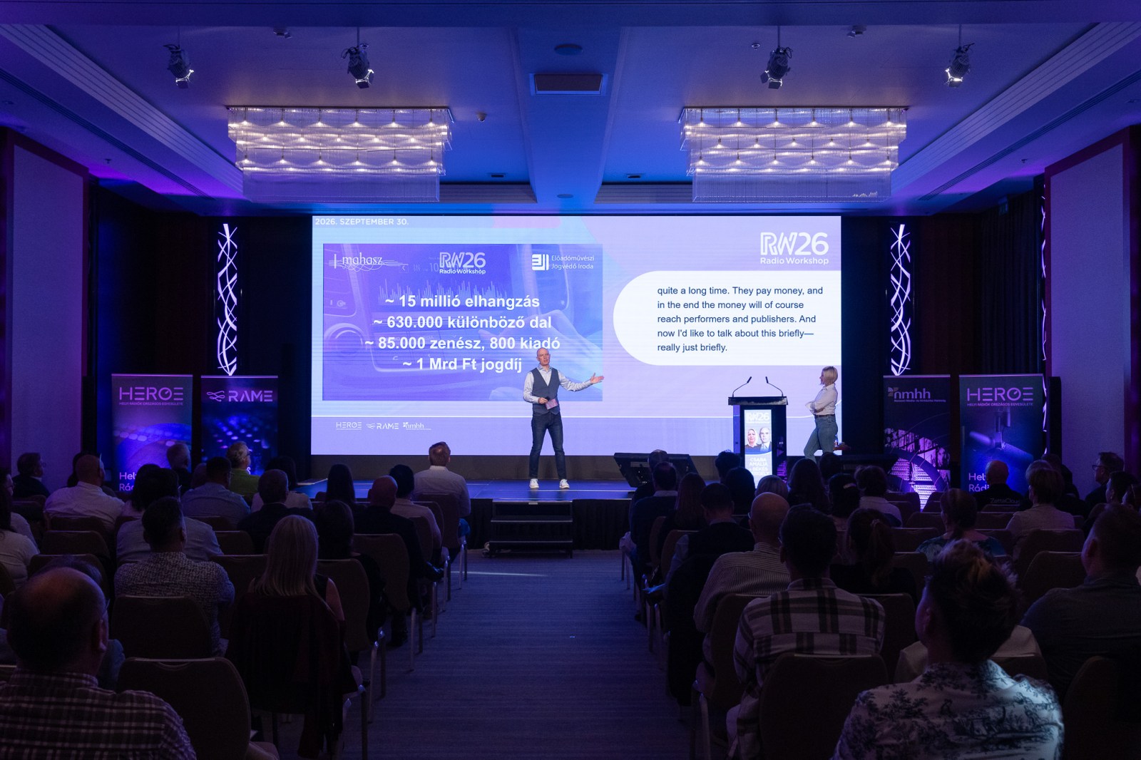 A Radio Workshop 2026 közönsége és színpada Kecskeméten